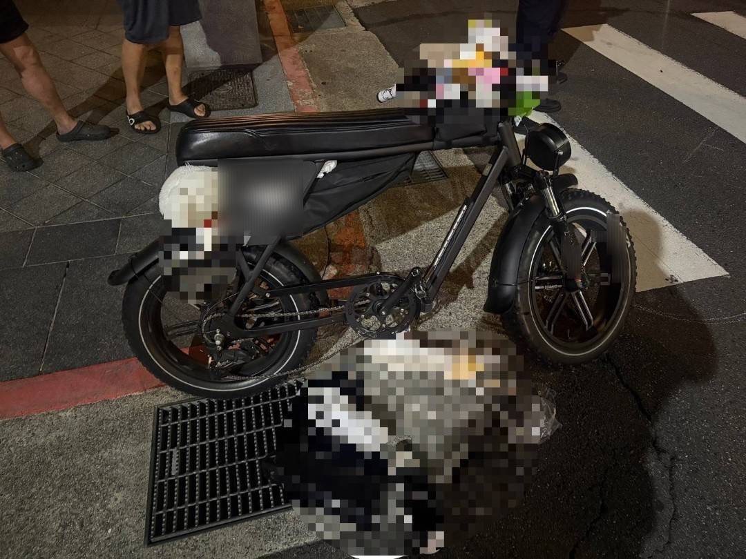 2名高中生雙載騎乘電動輔助自行車行經永吉路巷口時，與1輛自小客車發生猛烈碰撞。