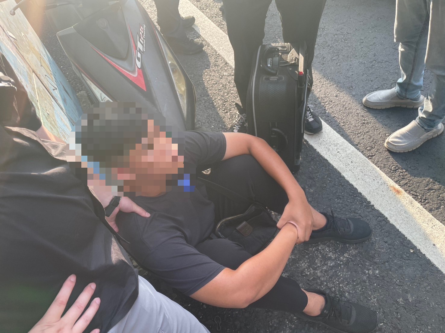 警方持拘票突擊旅館，成功將託運行李的馬來西亞籍J嫌拘提到案。