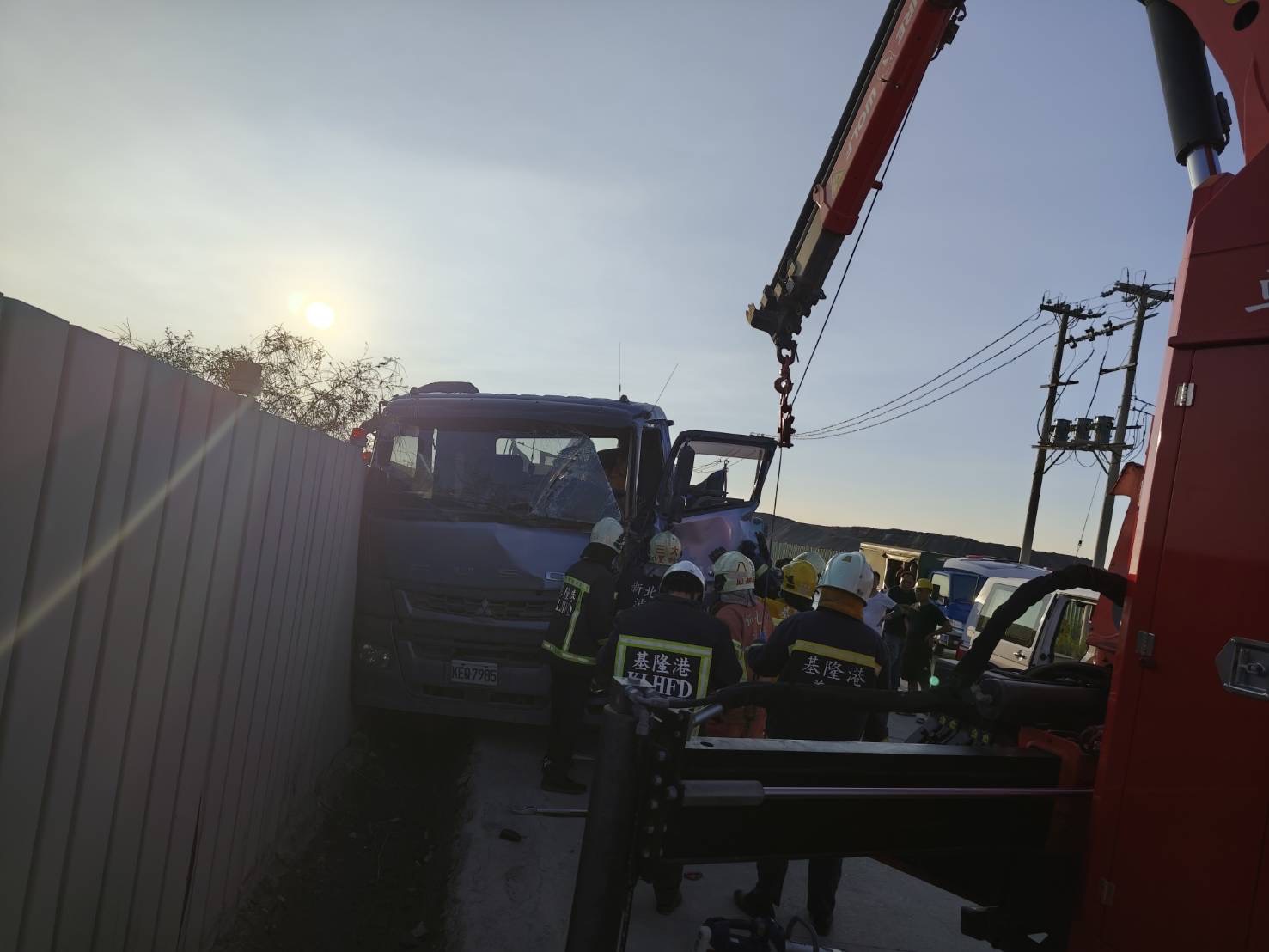 周姓男子駕駛曳引車追撞前方減速的同向曳引車。強大撞擊力導致周男車頭嚴重凹陷，周男一度夾困車內。