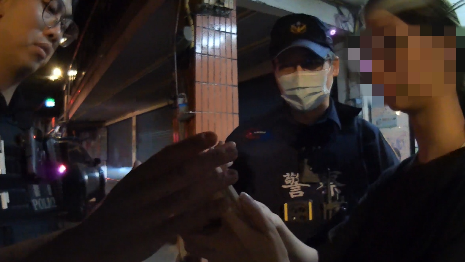 警方聽聞「免費贈品」、「實名認證」以及「操作ATM」等關鍵字，當即判斷這是典型的詐騙手法，立刻制止她們繼續操作。