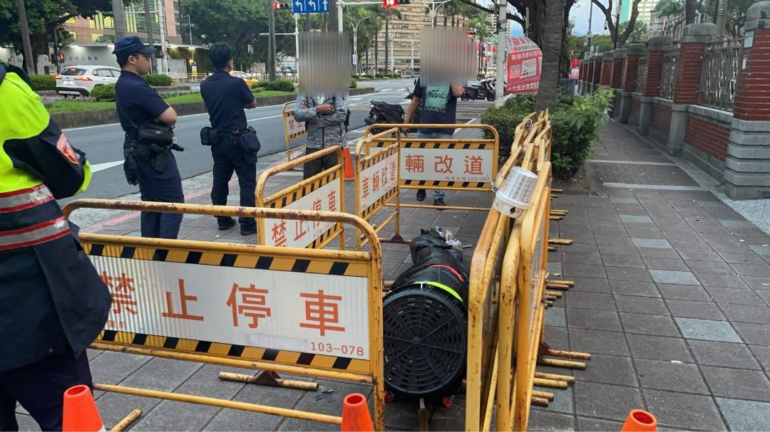 警方以改道牌圍住鱷魚,並通報台北市動保處人員到場協處。