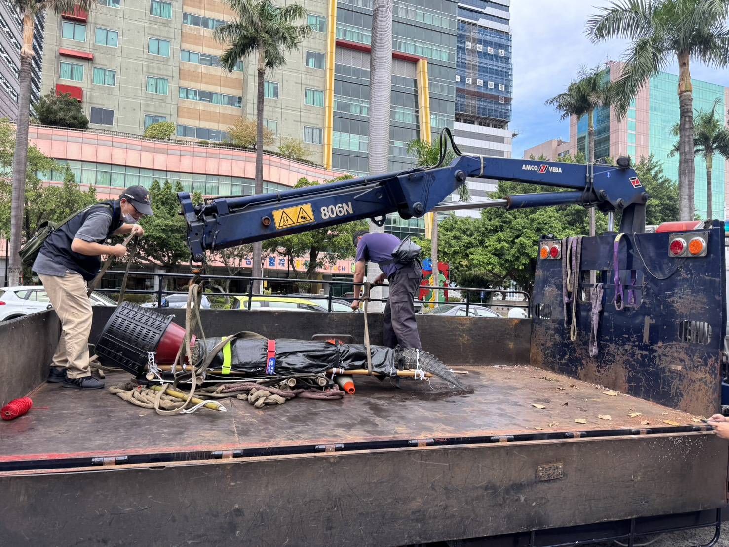 阮姓業者帶著1尾長約2公尺、具高度危險性的河口鱷從嘉義縣出發,直衝立法院門口抗議。