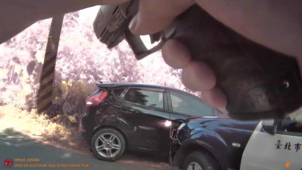 謝男倒車企圖逃逸，退無可退時反而加速衝撞警車，員警當機立斷拔槍喝令。