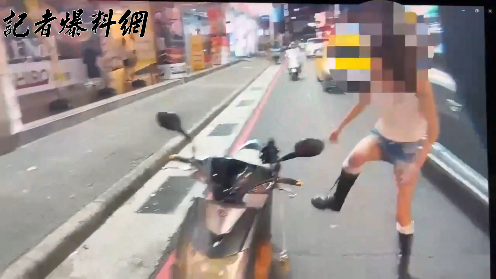 林女面對盤查情緒異常激動，當員警面踹倒自己本來騎乘的機車。