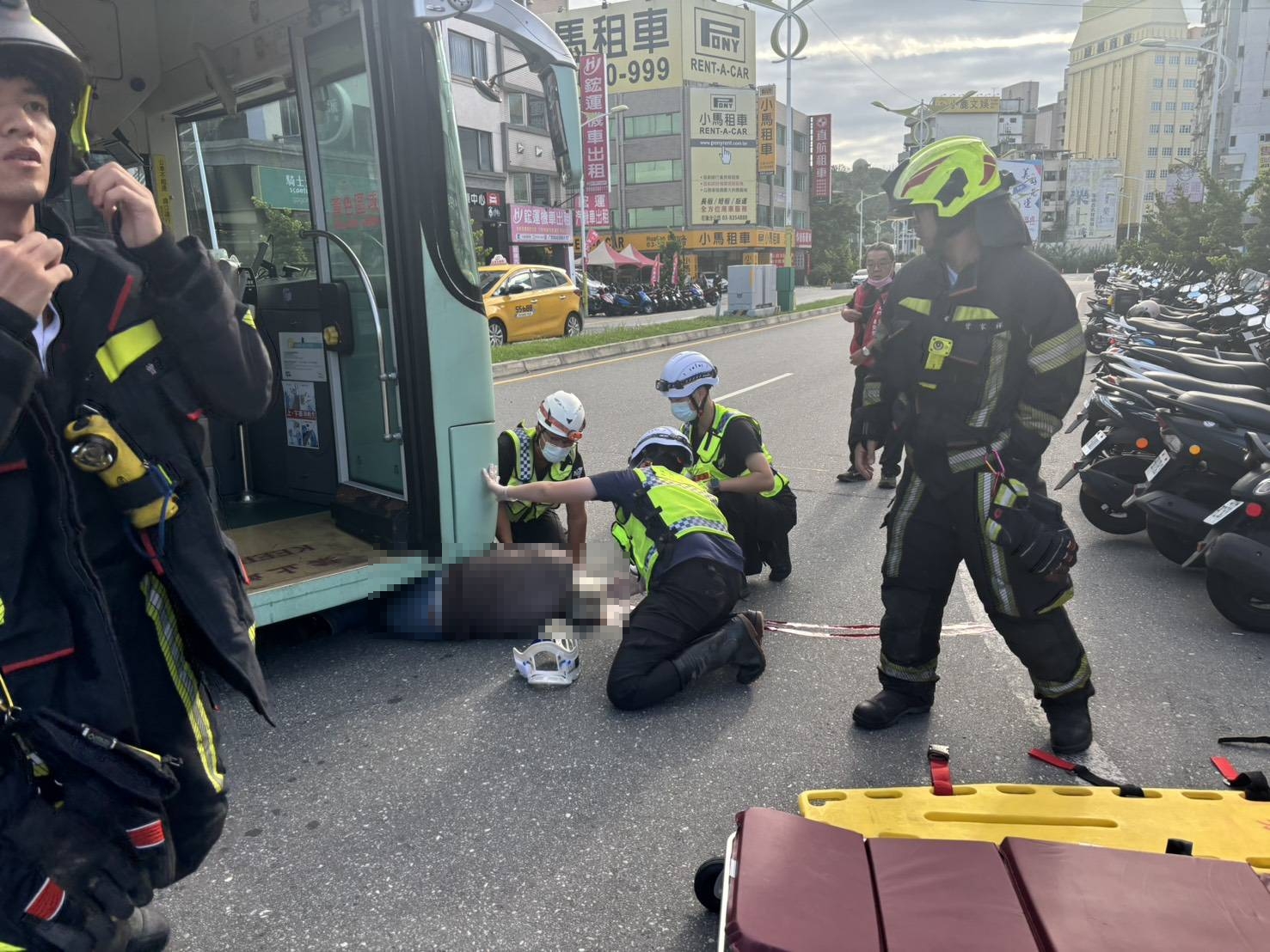 花蓮火車站前昨(26)日上午7時許發生1起嚴重交通事故。