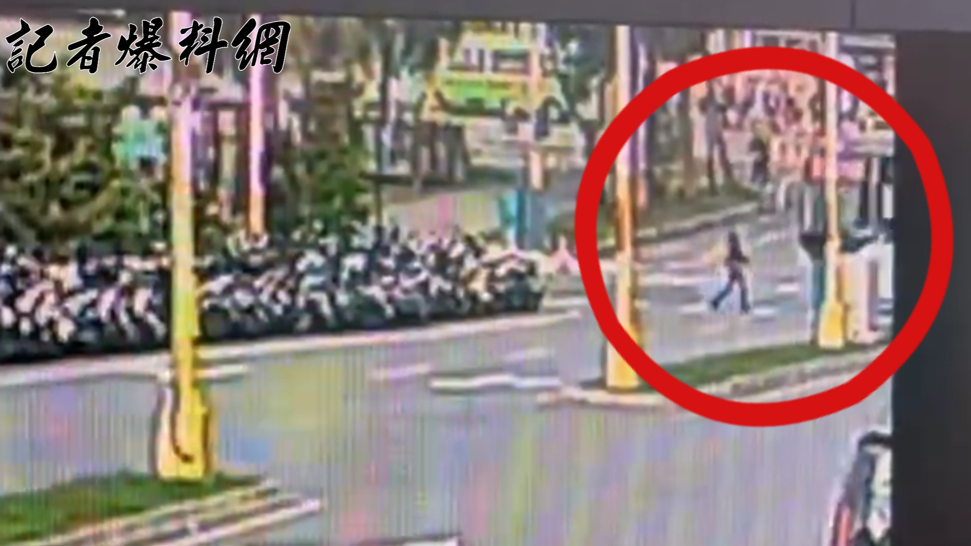 林男當時已走到馬路約1/3處,卻遭到左轉公車直接撞上。