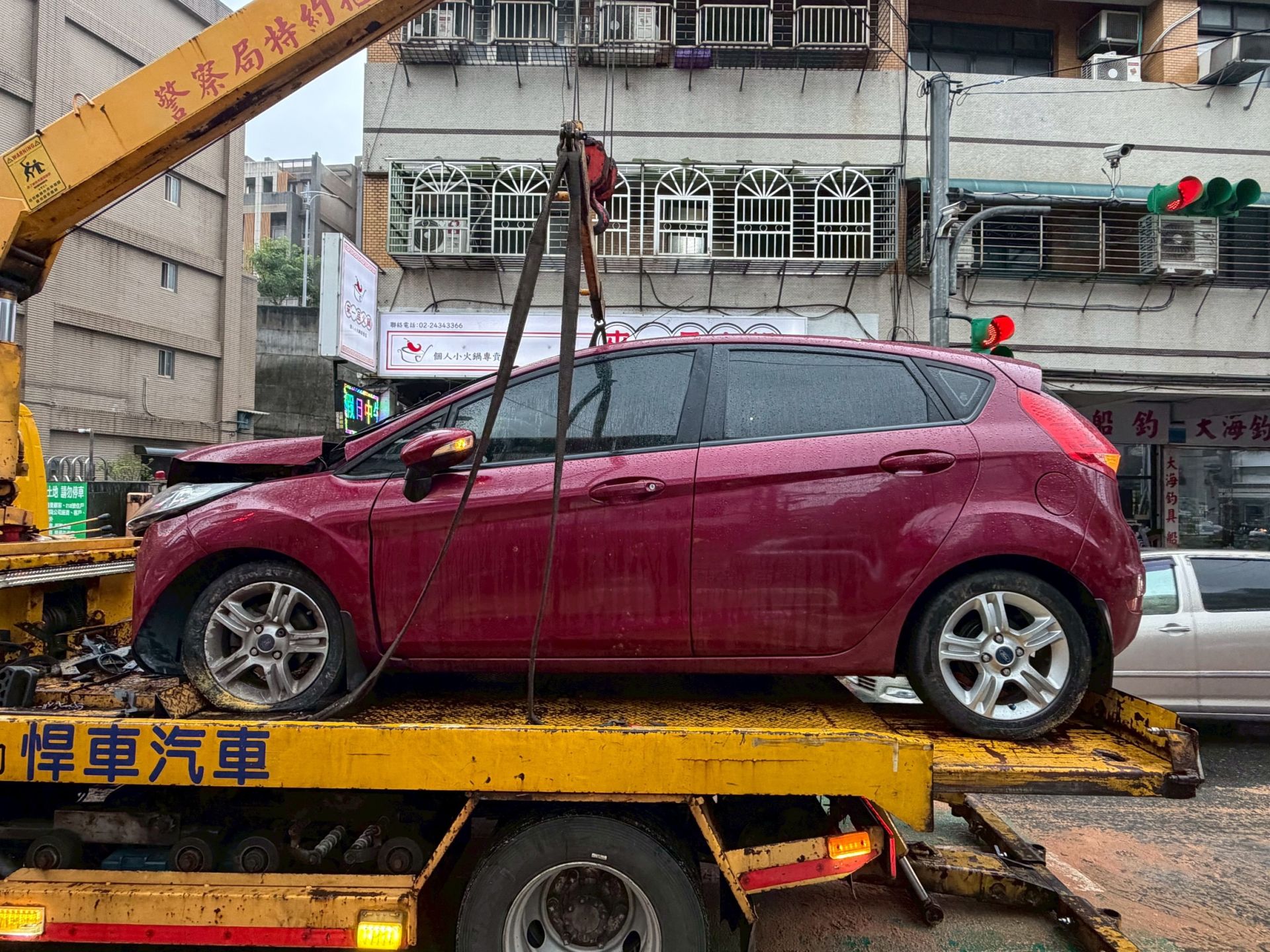 基隆市安樂區基金一路,今(27)日清晨5時許傳出自撞事故。