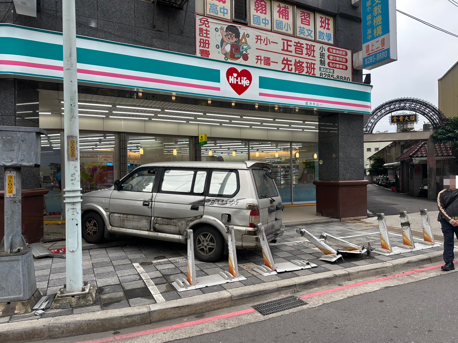 55歲黃姓男子駕駛小客貨車,不明原因失控,整輛車直接撞向路口超商。