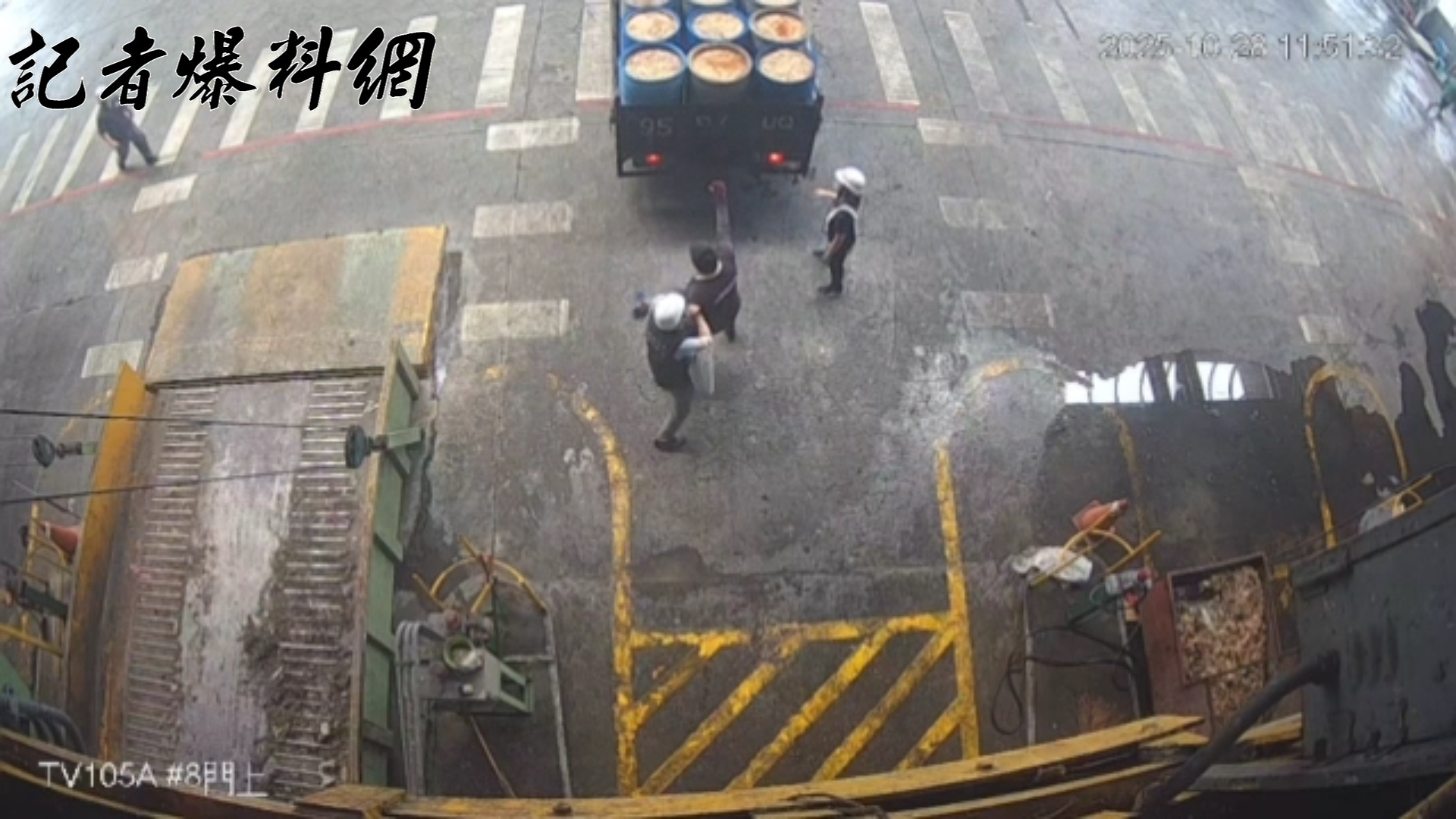 屏東縣萬丹鄉某畜牧場施姓負責人及林姓男子,涉嫌違規載運大量外縣市廚餘,並強行闖入焚化廠管制區傾倒。