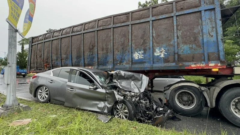 聯結車先撞上44歲徐姓男子駕駛的鐵灰色轎車,導致該車車頭全毀、車體嚴重變形;隨後聯結車的車頭及輪胎更壓上由41歲林姓女子駕駛的白色轎車,造成白車擋風玻璃破裂。