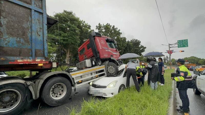 聯結車先撞上44歲徐姓男子駕駛的鐵灰色轎車,導致該車車頭全毀、車體嚴重變形;隨後聯結車的車頭及輪胎更壓上由41歲林姓女子駕駛的白色轎車,造成白車擋風玻璃破裂。