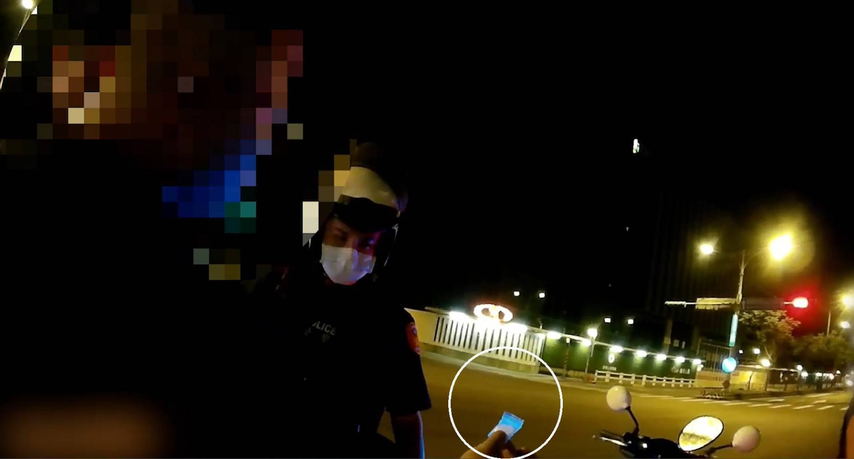 警在盤查過程中,發現機車駕駛黃男神情緊張、眼神刻意閃避,經黃男同意後實施搜索,隨即在黃男包包內查獲使用過的K菸濾嘴及1包白色結晶粉末。