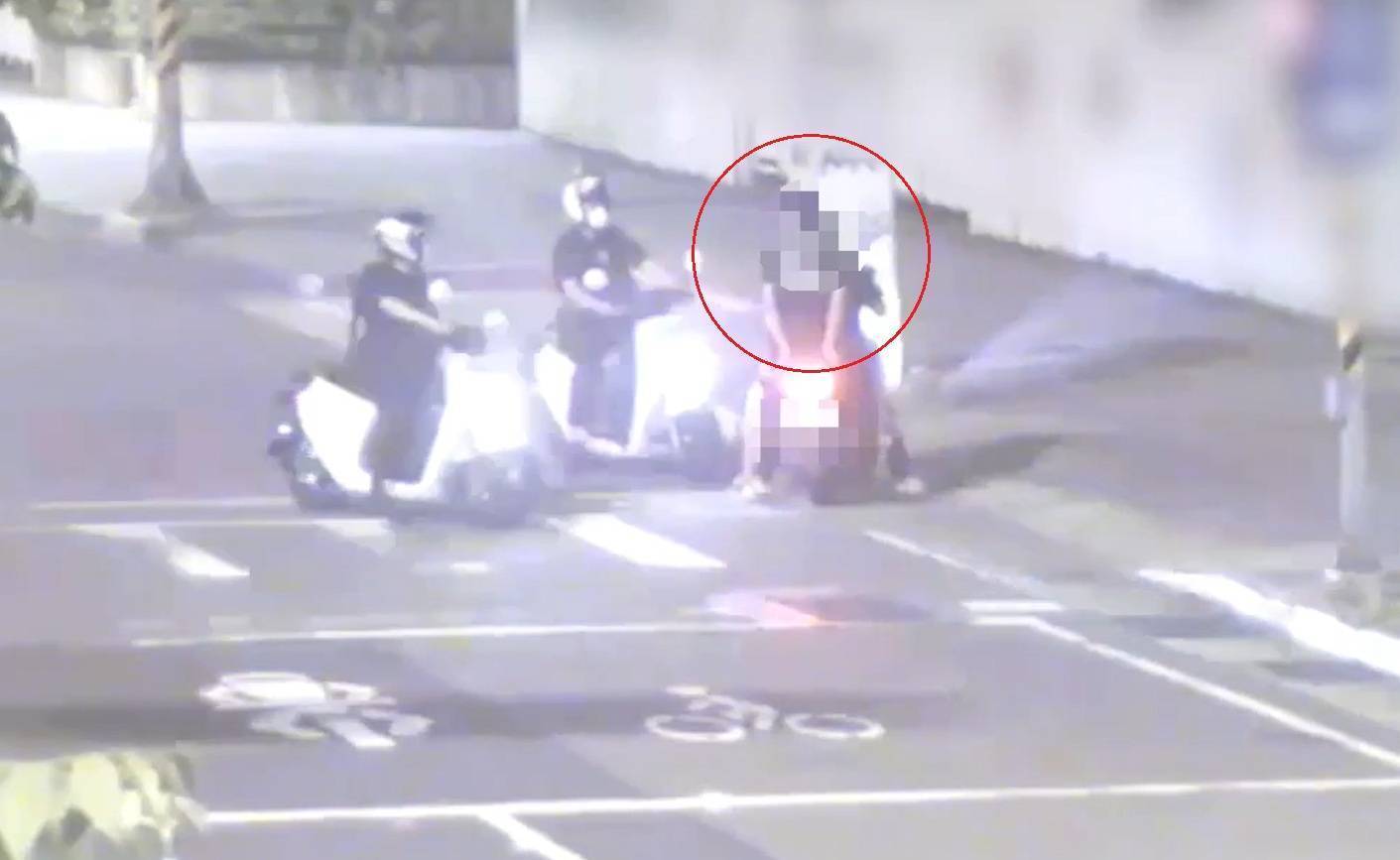 18歲黃姓男子騎乘機車載著18歲陳姓友人,因後座陳男未戴安全帽,被巡邏員警攔查。