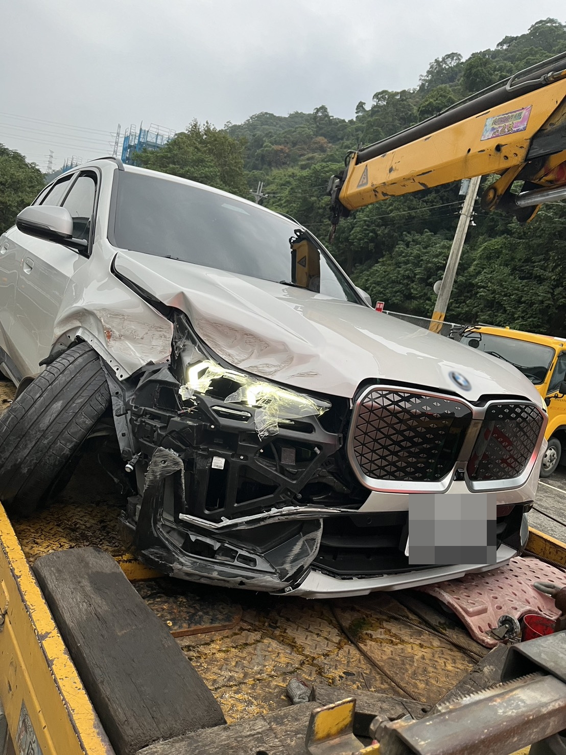 齊男駕駛的BMW休旅車。