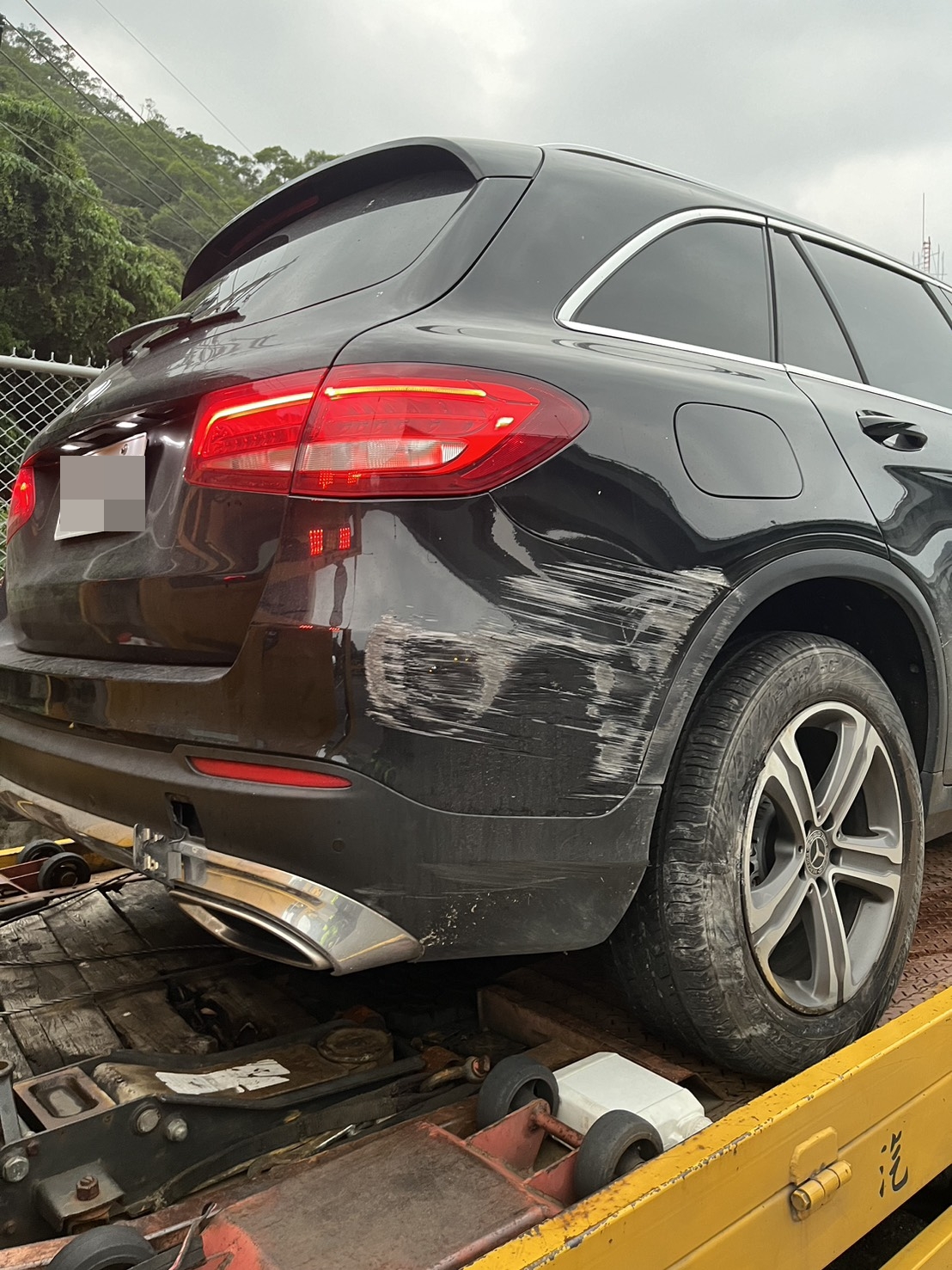 高女駕駛的賓士休旅車。