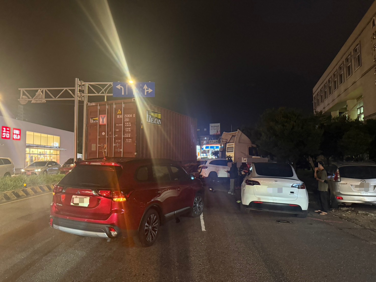 余姓男子駕駛貨櫃車在行駛途中，因不明原因身體不適，導致車輛失去控制。失控的貨櫃車一路向外側偏移，過程中連續撞擊多達7部車輛。