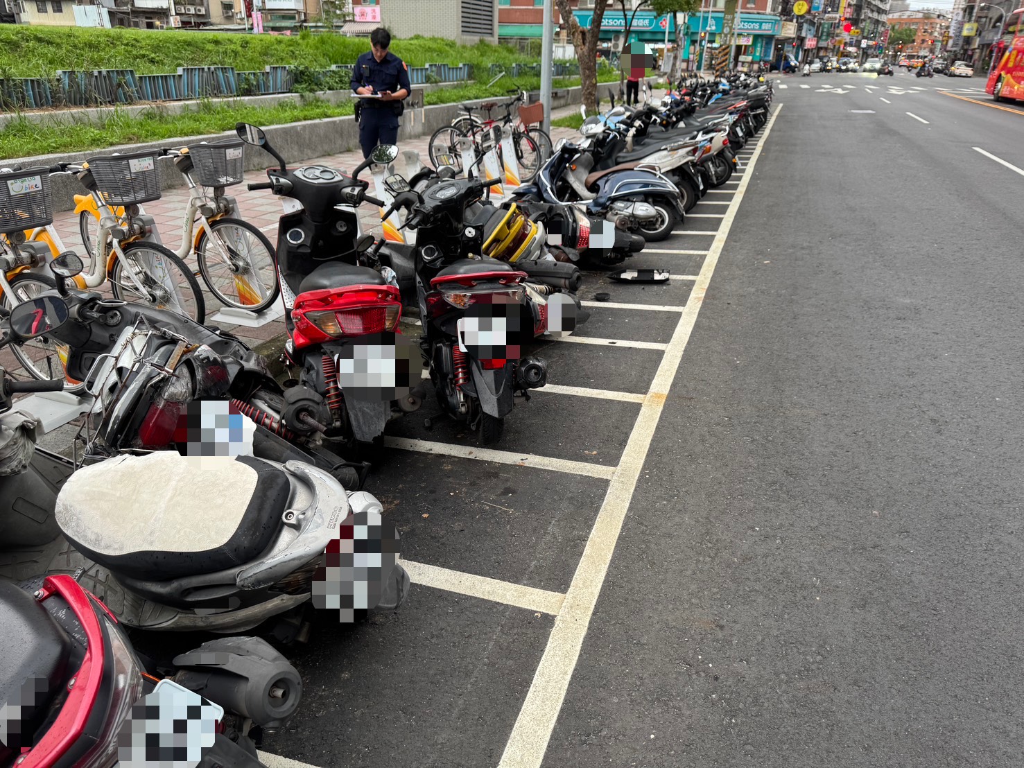 北市三重區力行路一段、忠孝路二段口,昨(12)日下午14時許發生1起離譜的自撞連環車禍。