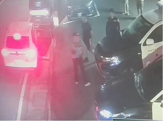 方姓母親抱著抽搐的兒子,慌張衝入分隊請求協助開道送醫。