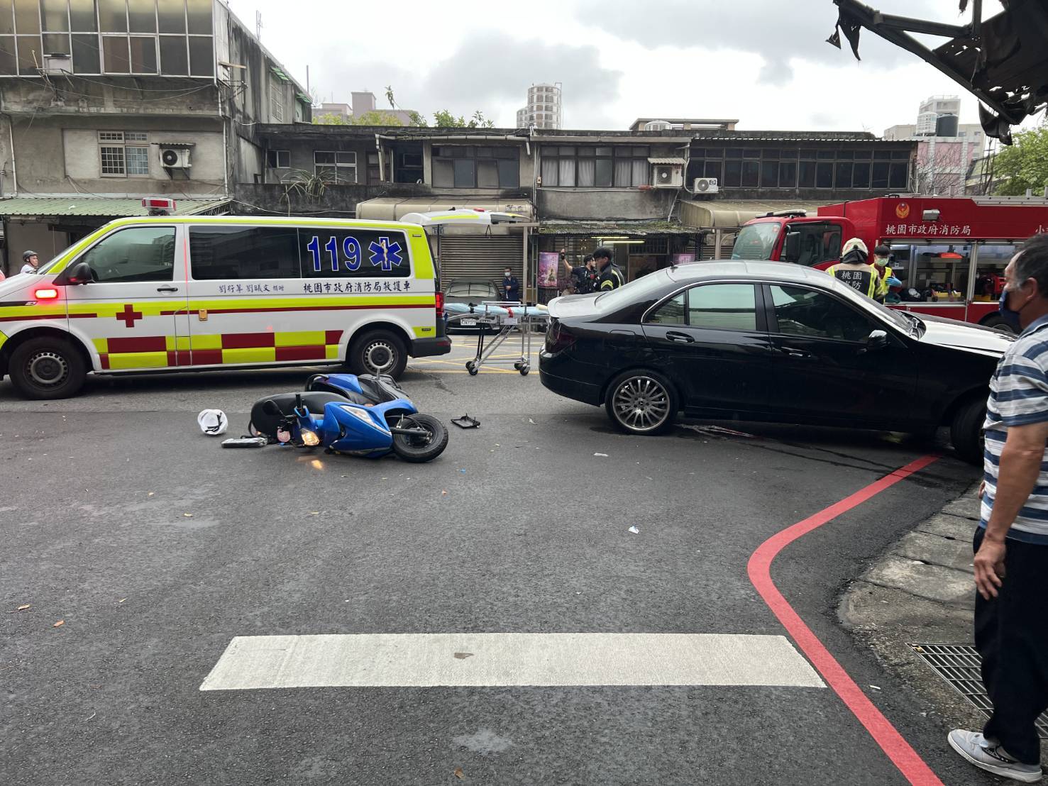 23歲的戴姓男騎士,騎乘機車行經路口時,與1輛左轉的賓士自小客車發生碰撞,騎士當場連人帶車捲入車底,受困長達約20分鐘,脫困獲救時已全身發黑。