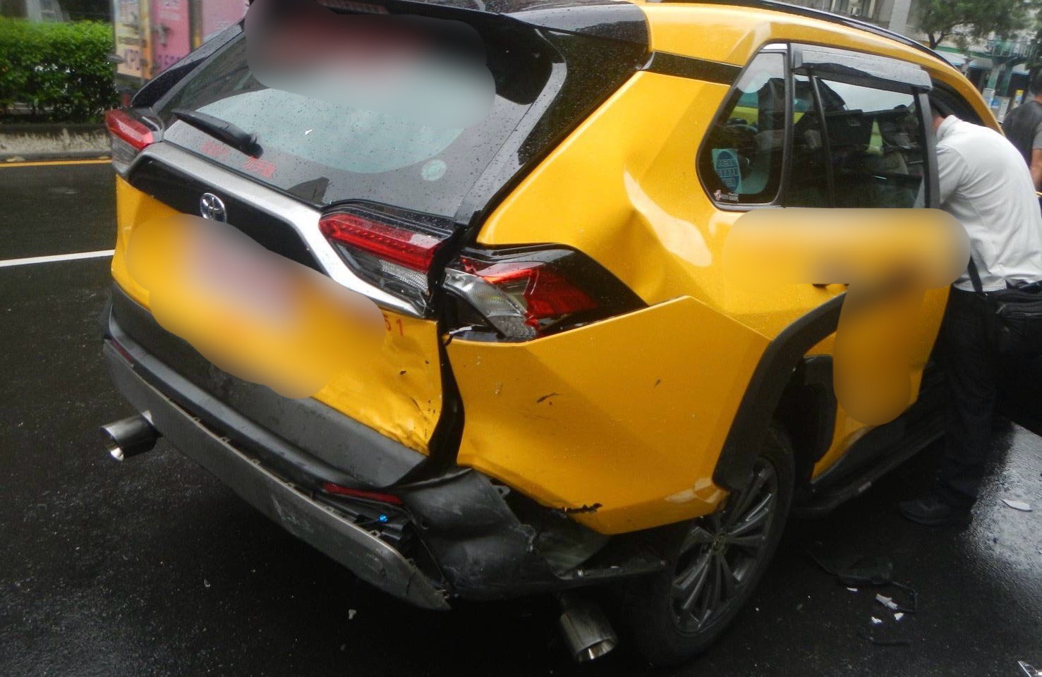 還有2名已在停等紅燈的「小黃」司機遭受無妄之災。