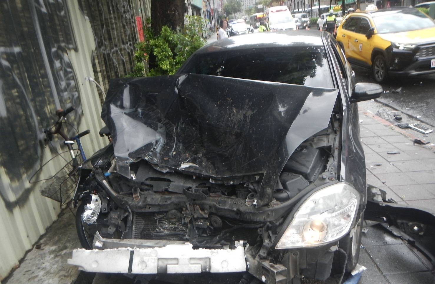 陳男駕駛自小客車，沿八德路四段直行時，疑似因精神恍惚，未注意車前狀況，直接猛烈追撞前方已經準備停等紅燈的白色休旅車。