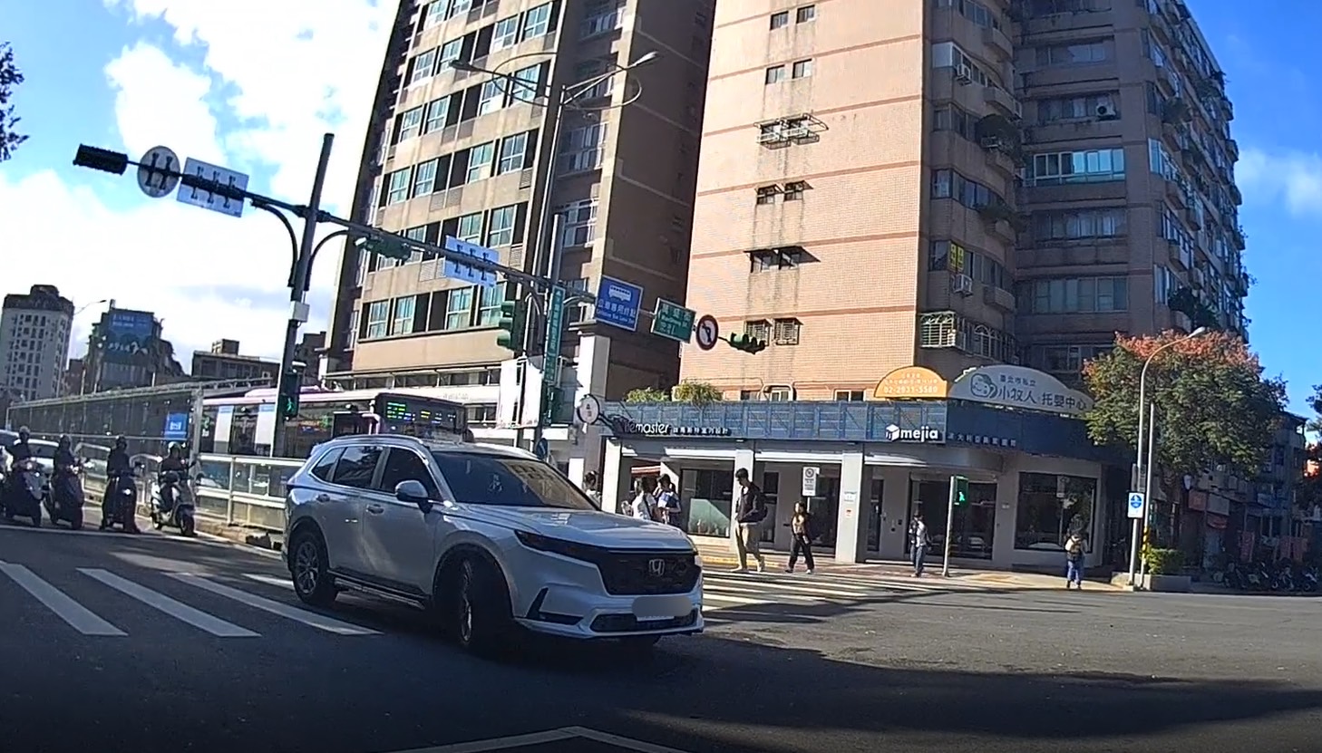 朱男行經羅斯福路口時,因煞車不及違規停在斑馬線上,恰巧被正在執行交通整理的員警發現