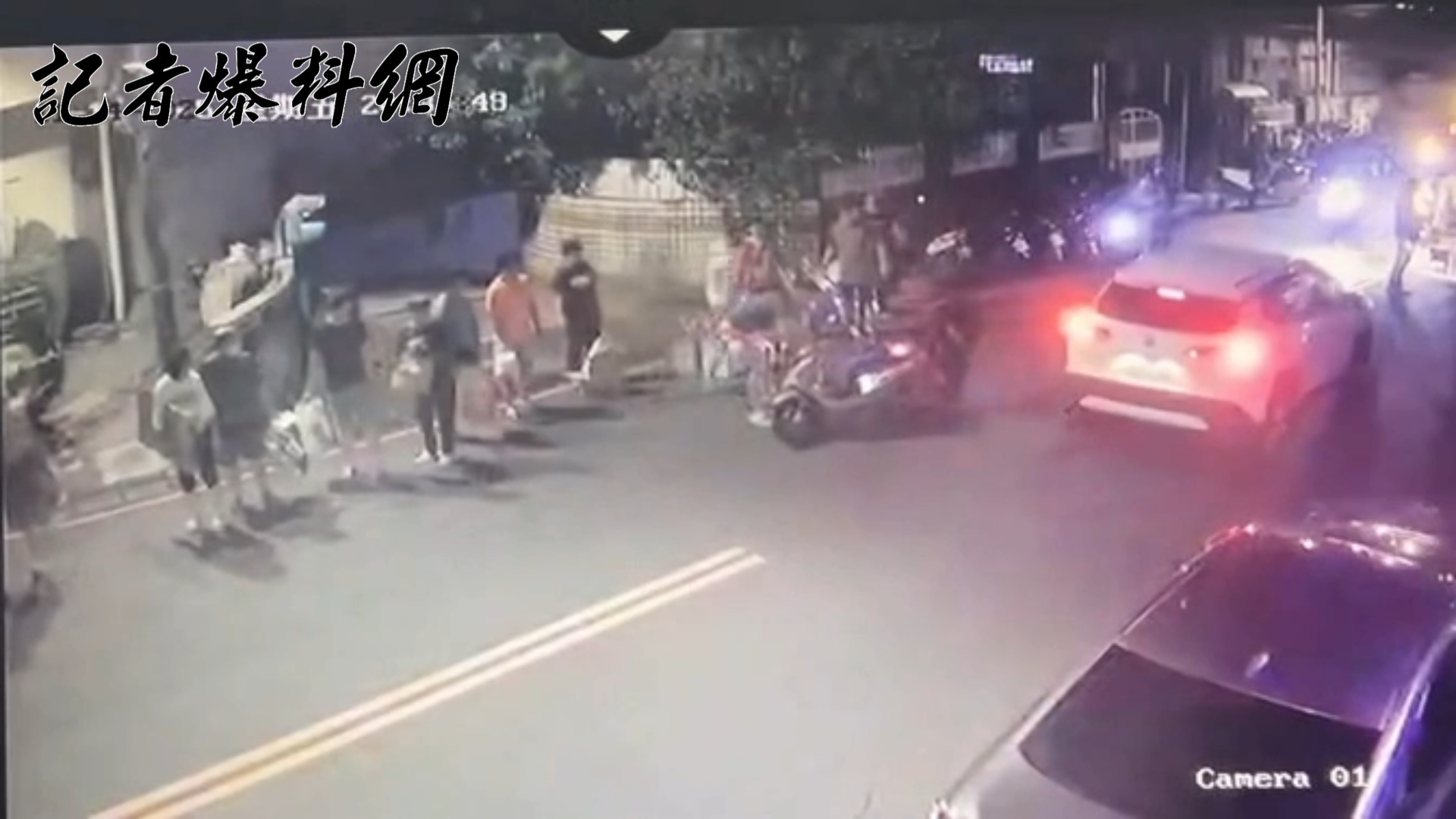 57歲男子林彥池14日晚間20時許騎乘機車返家途中自摔倒地，被熱心路人扶起並協助送醫。