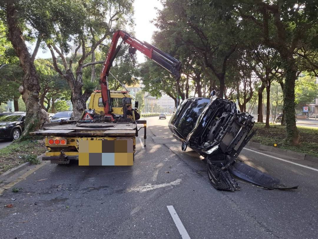 警方到場後立即啟動交通快打，進行管制疏導，並通知拖吊車前往排除事故車輛。