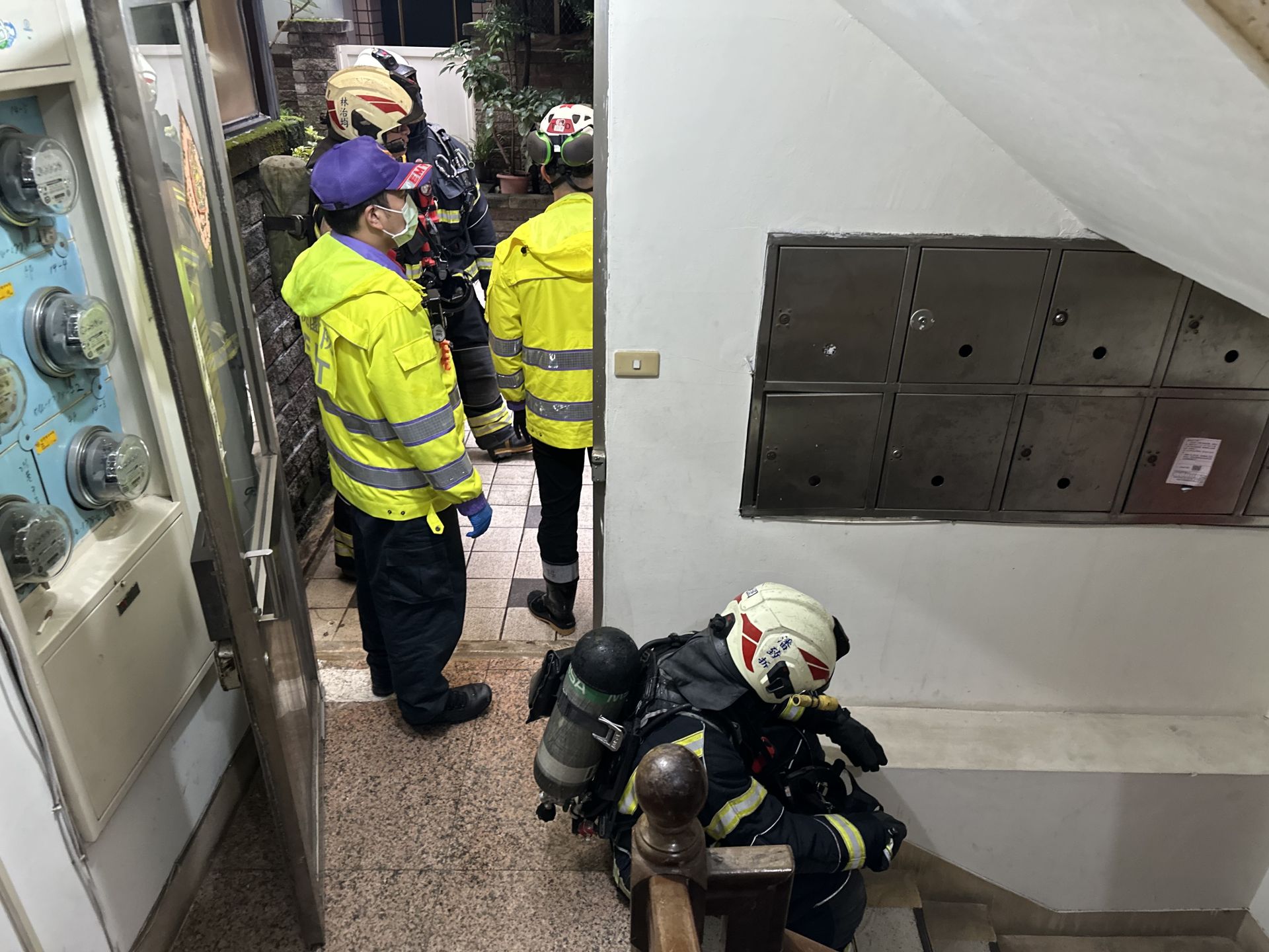 警消合力壓制陳男,並戒護送醫治療。