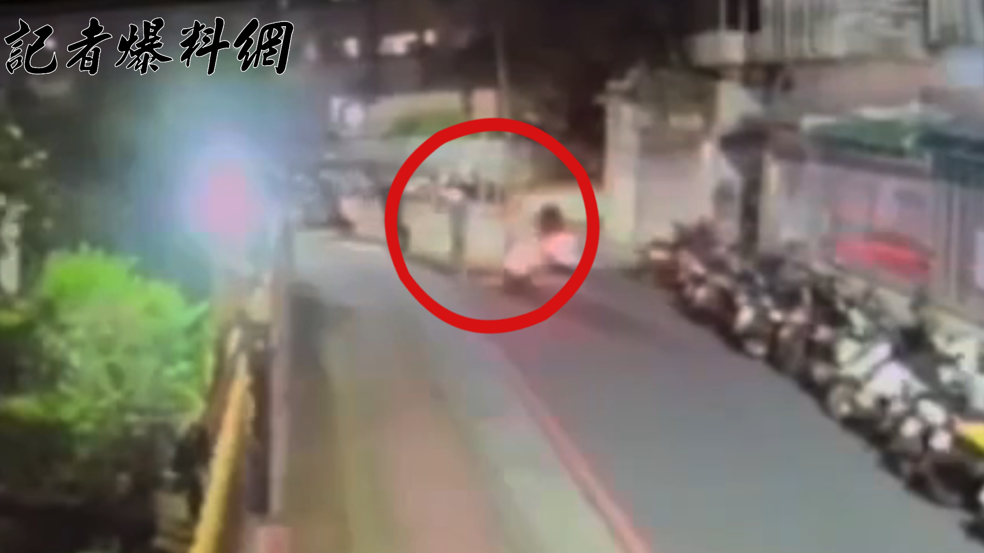 男子越走越靠近車道,女網友媽媽便按了喇叭提醒,疑似引起男子心生不滿。