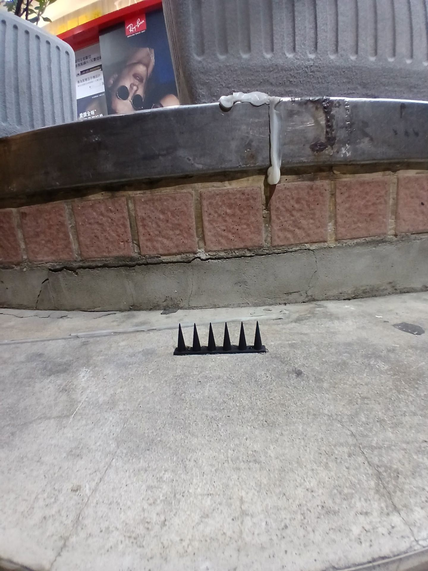 警方派員前往查處，在現場發現6塊防鴿用的塑膠尖刺板。（翻攝臉書社團《爆料公社二社》）