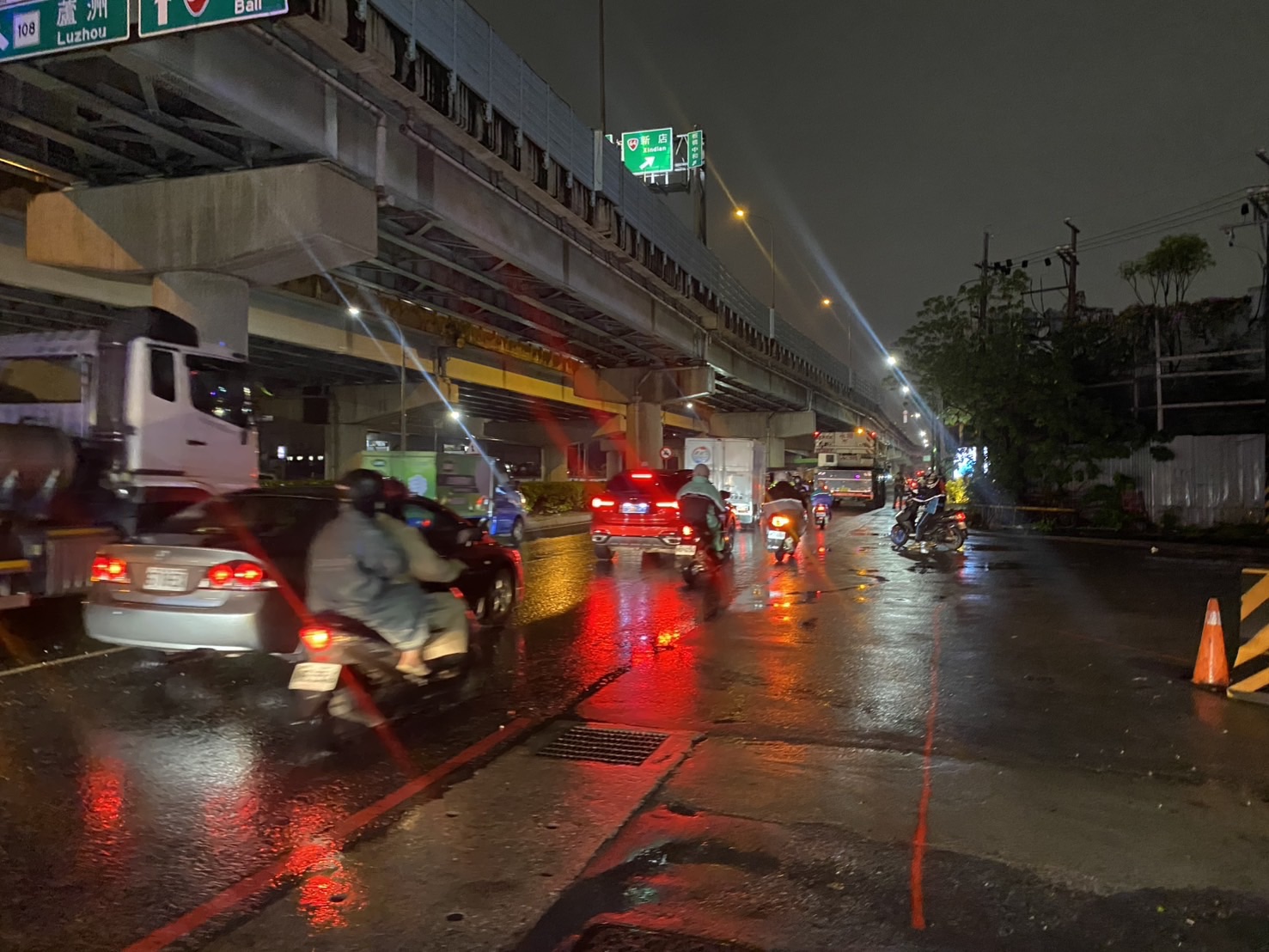 新北市五股區中興路三段一帶，前（17）日17時許發生1起機車追撞自行車的交通事故。