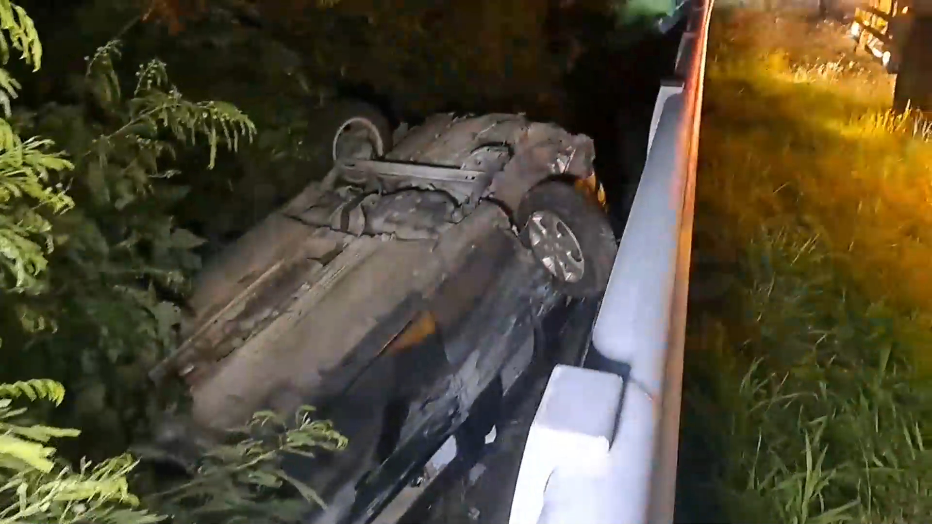 台東縣東河鄉今(19)日清晨4時許傳出1起離奇翻車事故。