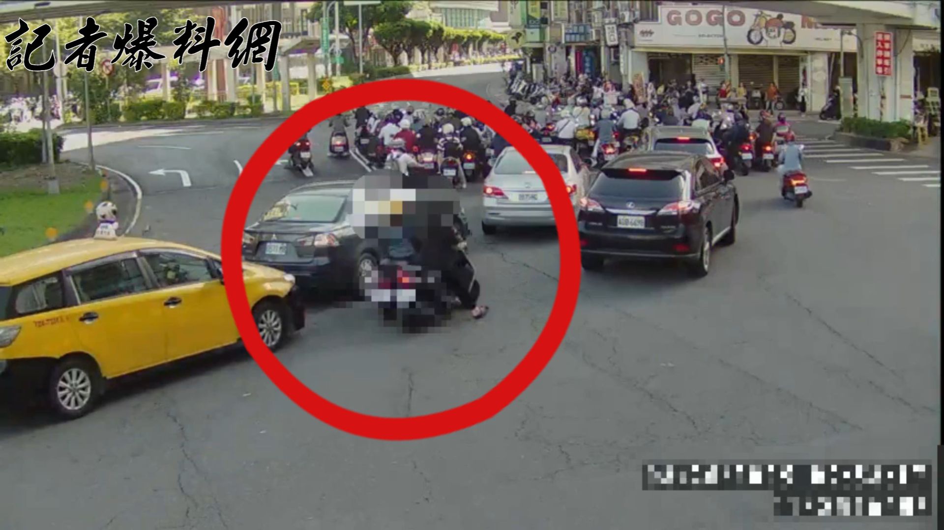 新北市三重區今(2025)年8月間發生1起行車糾紛,2名女騎士在車水馬龍的圓環處發生擦撞。