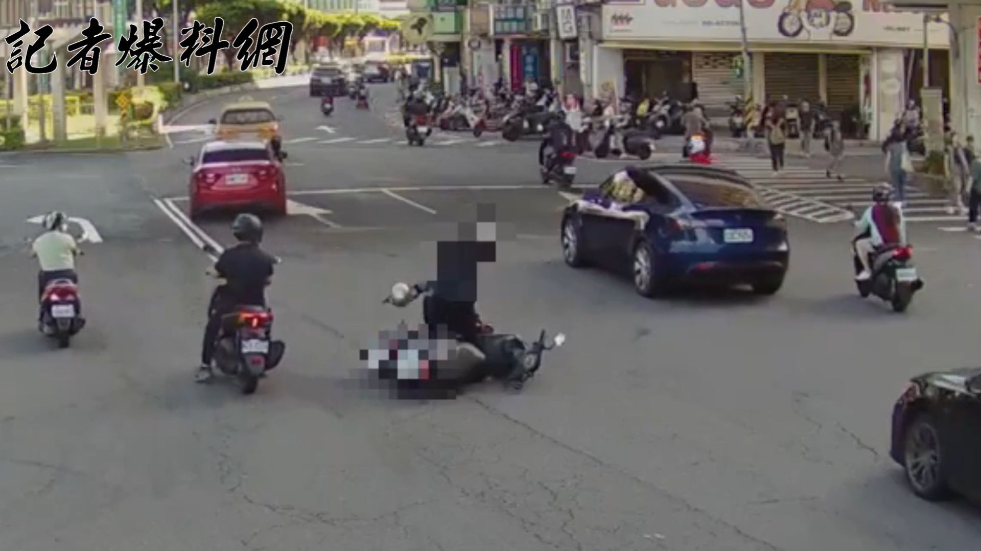 事故發生後,2名女騎士直接將車停在路中央,隨即爆發肢體衝突,當場相互推擠拉扯,場面火爆