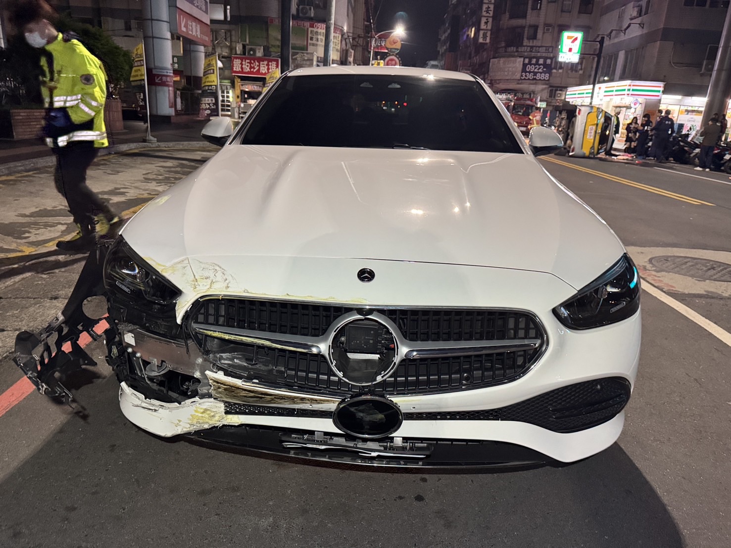 64歲薛姓婦人駕駛白色賓士車從巷口駛出時,疑似未禮讓直行車,直接撞翻1輛載客中的計程車。