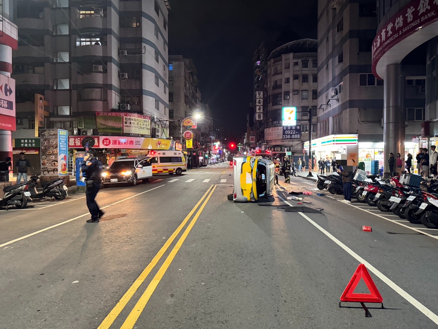 70歲劉姓計程車司機遭撞後,車身失控翻覆橫躺路中。