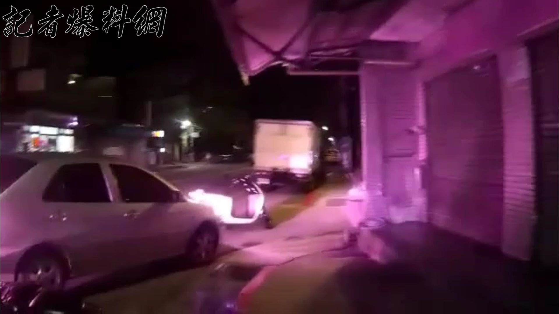 北投警方在知行路上查獲1部違停車輛，經駕駛同意後隨即在車上中控台發現有不明白色粉末。