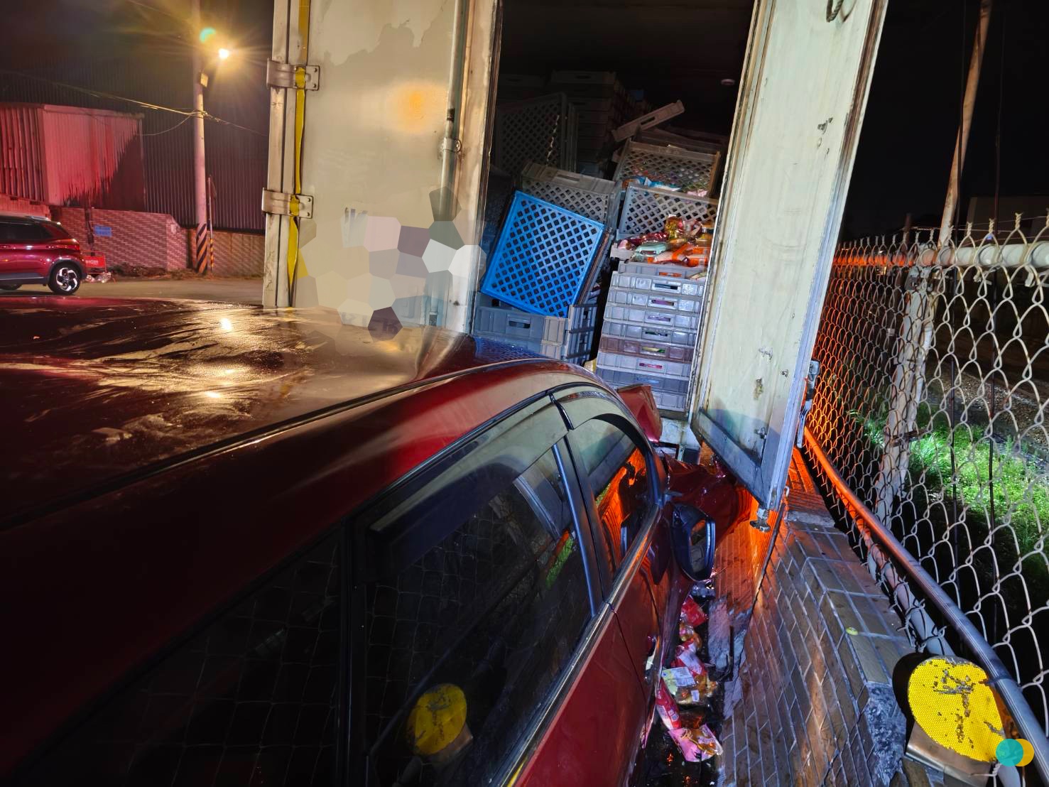 正在車後方作業的張姓大貨車司機,當場遭到夾擊重傷。