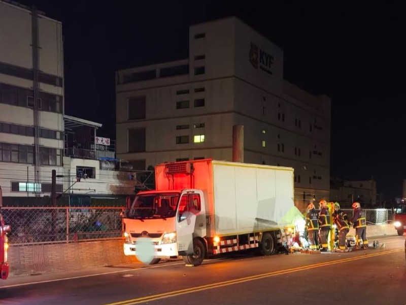 新北市鶯歌區八德路一帶,今(24)日凌晨2時許發生嚴重交通事故。