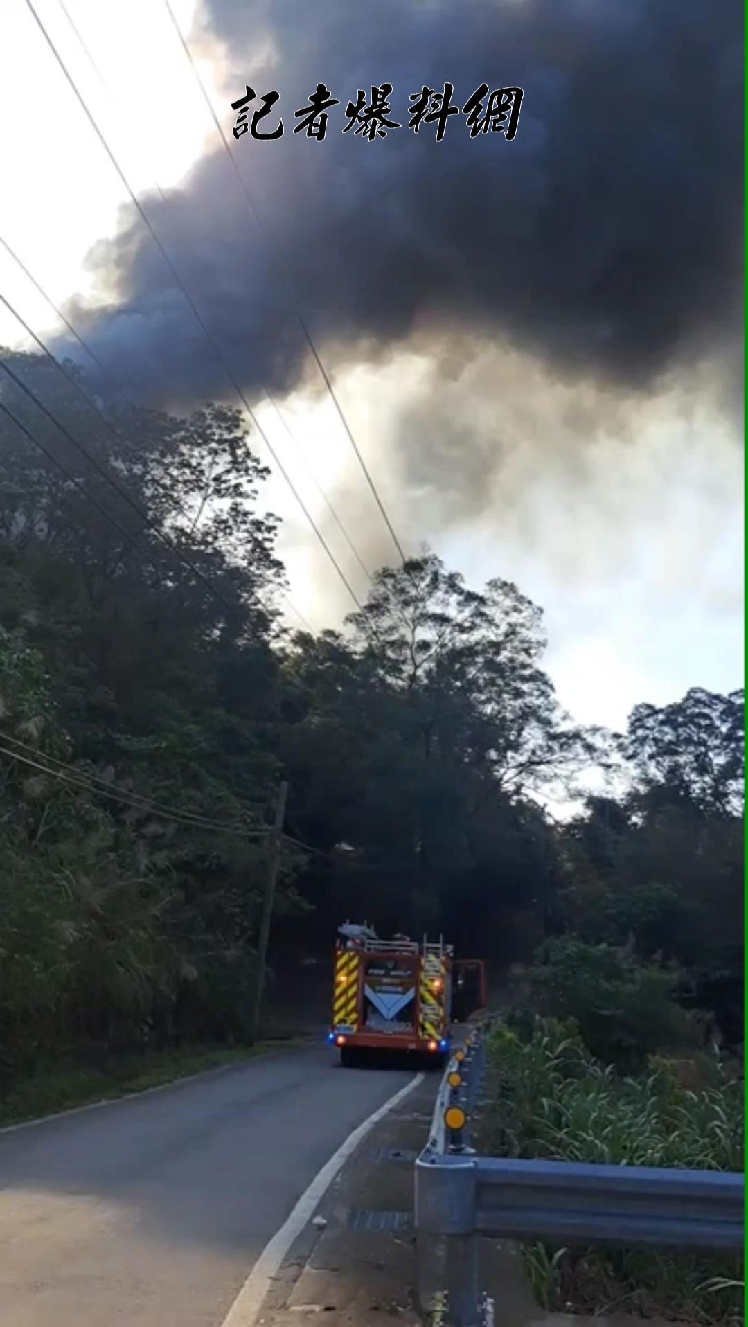 新北市汐止區位於夢湖路的1處單層鐵皮烤漆工廠不明原因起火燃燒，火勢猛烈，濃煙直竄天際。