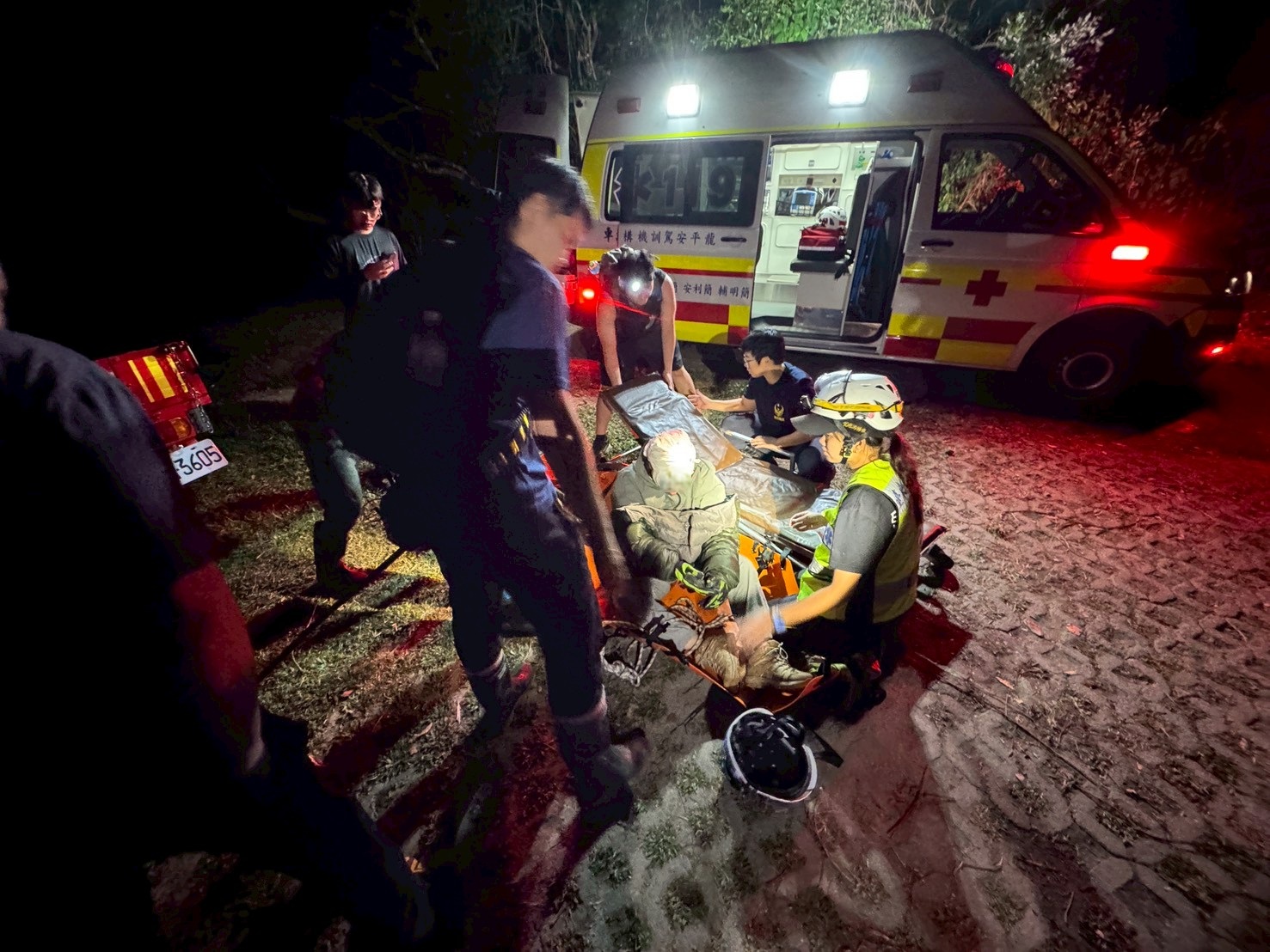 消防人員於晚間20時許將患者順利運送至登山口，並由救護車送往醫院進行後續檢查。