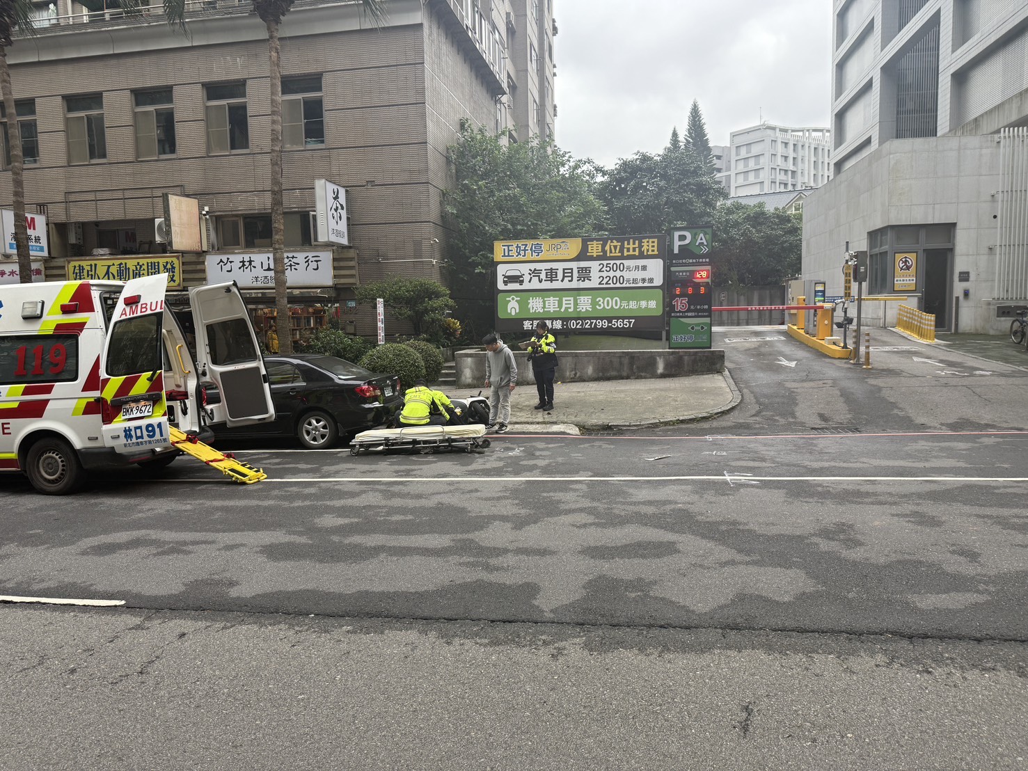 警消獲報趕抵現場,發現顏曉筠臉部、左肩及左手受傷,隨即將其送往林口長庚醫院治療。