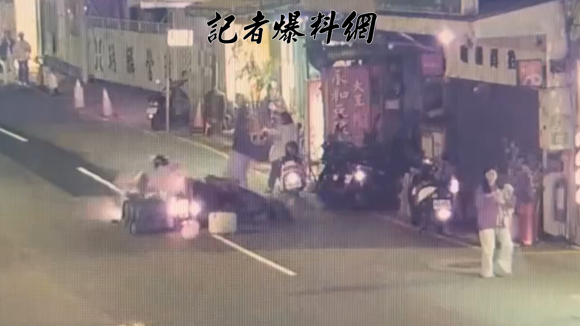 74歲高姓雜貨店老闆騎機車返家途中，行經安康路二段時，違規跨越雙黃線駛入對向車道。對向62歲朱姓機車騎士直行而來，閃避不及，2車猛烈對撞。