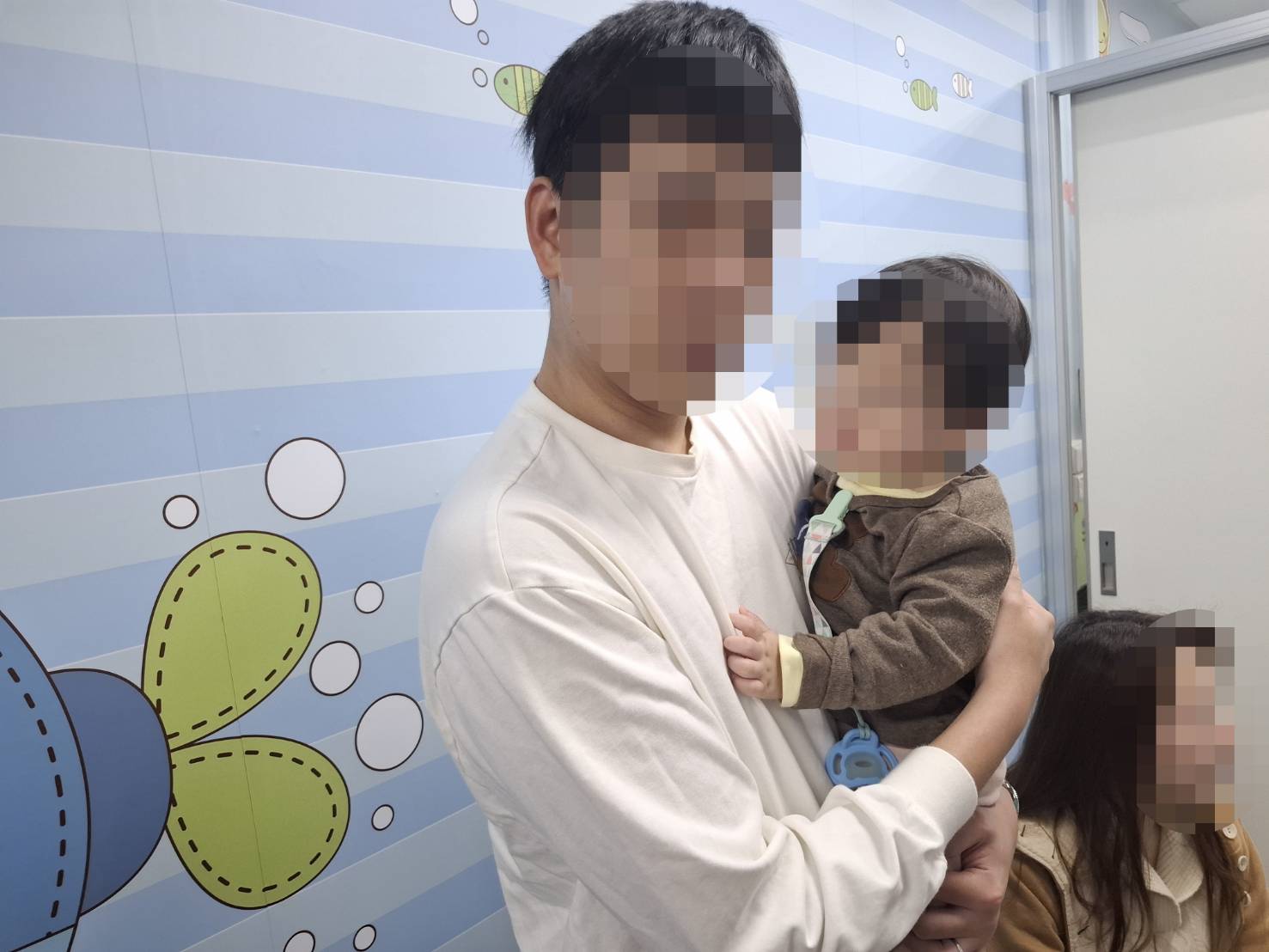 派出所警員見情況危急，立刻駕駛巡邏車開啟警示燈、一路鳴笛，為男童父母的自小客車開道，護送他們前往衛生福利部桃園醫院就醫。