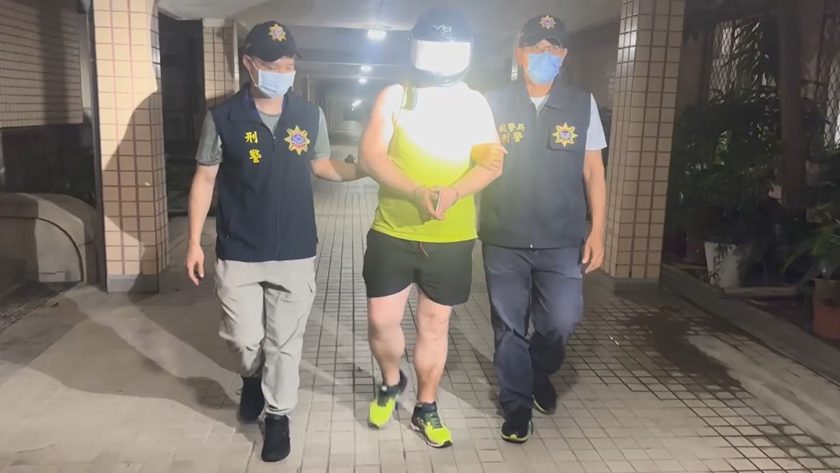 51歲拉脫維亞籍N嫌受跨國販毒集團誘惑,以「走私寶石」為名招待來台旅遊,實則在託運行李內夾藏第1級毒品海洛因闖關遭逮。