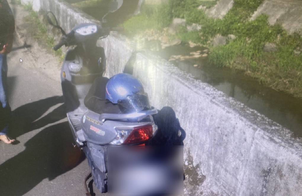 女子騎乘的機車。