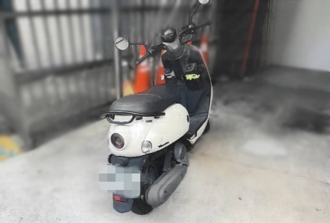 簡女騎乘機車外出購物時貪圖一時方便,將鑰匙放在機車置物箱。