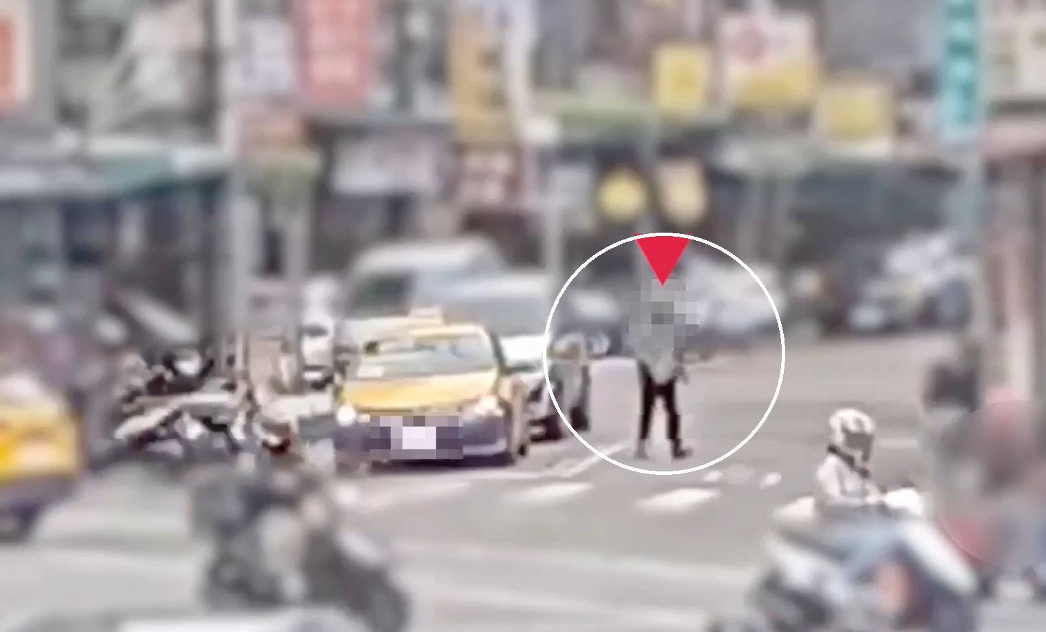 陳姓竊嫌將竊來機車停放在內湖區新民路後,步行至一旁改騎乘另1輛機車離去。