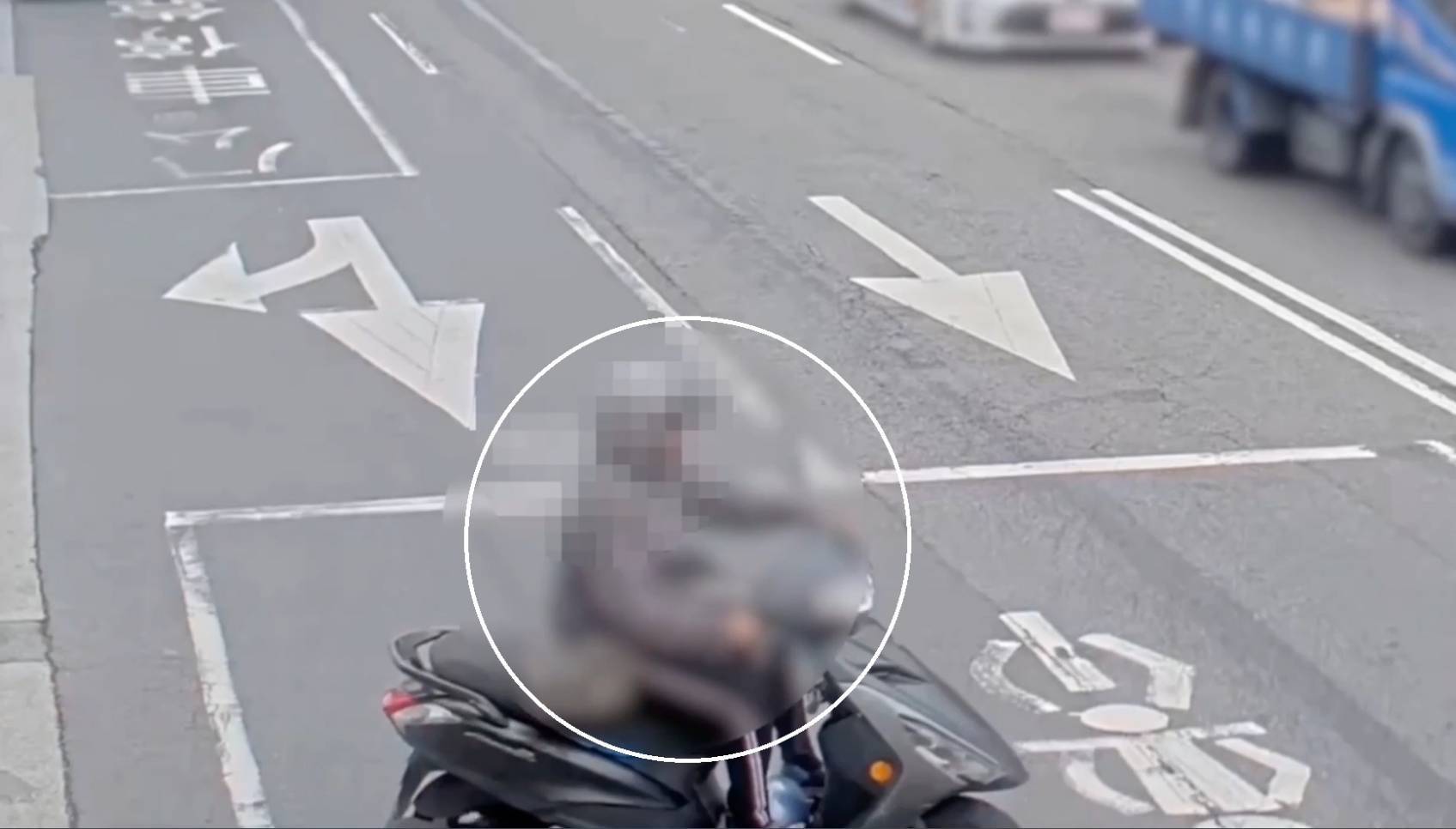 陳姓竊嫌將竊來機車停放在內湖區新民路後,步行至一旁改騎乘另1輛機車離去。